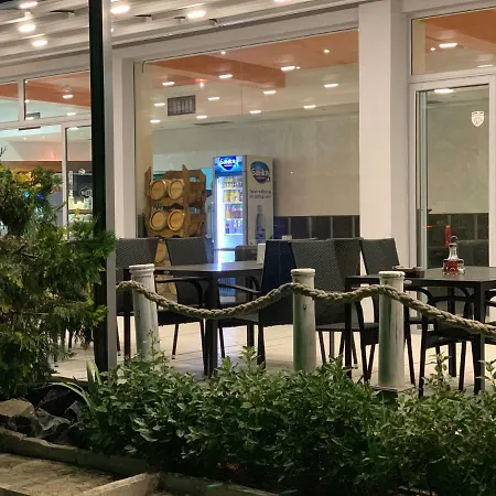 호텔 Persani Hotel-free Parking